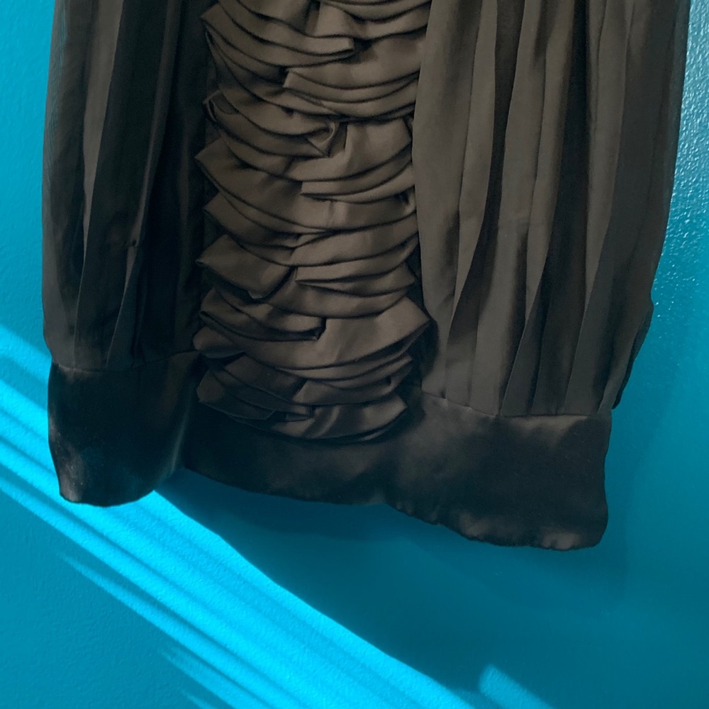 Sleeveless Black mini dress with ruffled front - Picture 10 of 12